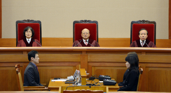 28일 오후 서울 종로구 헌법재판소에서 열린 통합진보당에 대한 정부의 정당해산심판 및 정당활동정지 가처분 신청 사건의 선고를 앞두고 박한철 헌법재판소장(가운데)과 대법관들이 자리에 앉아 있다.  도준석 기자 pado@seoul.co.kr