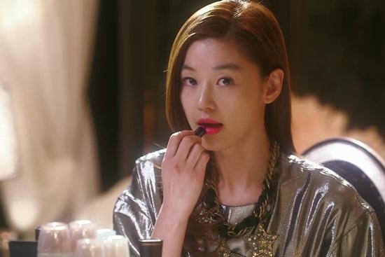 SBS 드라마 ‘별에서 온 그대’에서 주인공 천송이(전지현)가 립스틱을 바르는 장면. SBS 제공