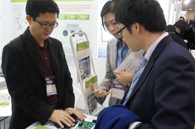 지난 26일 일본 도쿄 빅사이트에서 개막한 ‘2014년 태양광·풍력 엑스포’의 한국관에서 국내 기업 관계자가 제품을 바이어에게 설명하고 있다. 에너지관리공단 제공