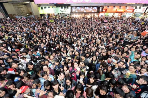네이처리퍼블릭이 1일 홍콩의 몽콕 번화가에 위치한 홍콩 1호점에서 진행한 전속모델 EXO(엑소) 팬사인회에 4만 명이 넘는 팬들이 몰려 환호하고 있다.
