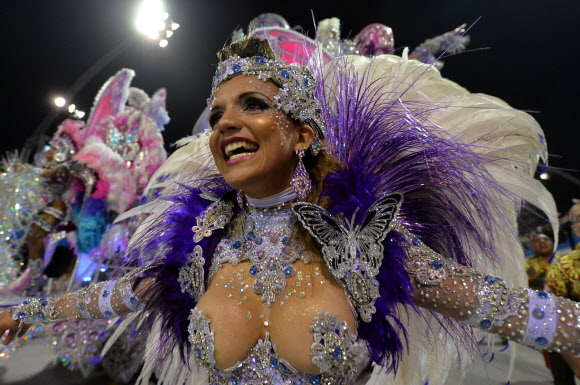 1일(현지시간) 브라질 상파울루의 삼바드로메에서 카니발 퍼레이드가 열린 가운데 알레그레 삼바스쿨 댄서가 참석해 열광적인 춤사위를 선보이고 있다.(AFPBBNEWS/NEWS1) 