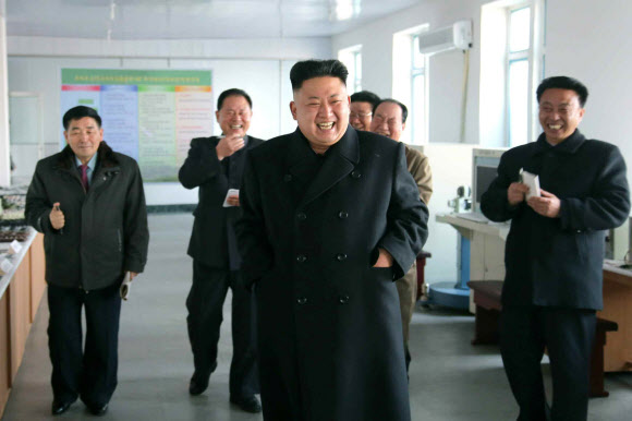 北 김정은, 전자설비 생산공장 방문  北 김정은, 전자설비 생산공장 방문 (서울=연합뉴스) 북한 김정은 국방위원회 제1위원장이 평양약전(弱電)기계공장을 방문했다고 노동신문이 3일 전했다. 김 제1위원장의 공장 방문에는 강관일·황병서·홍영칠 노동당 부부장이 동행했다. 2014. 3. 3 <<북한부 기사 참조>> nkphoto@yna.co.kr/2014-03-03 09:34:52/ <저작권자 ⓒ 1980-2014 ㈜연합뉴스. 무단 전재 재배포 금지.>
