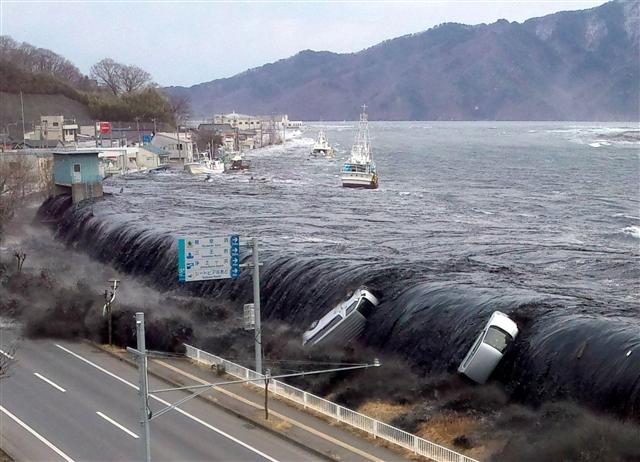 2011년 3월 11일 대지진의 충격으로 쓰나미가 발생해 바닷물이 일본 이와테현 미야코시 해안의 제방을 넘어 시내로 밀려들고 있다.  AFP 연합뉴스