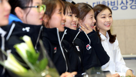 3일 오후 서울 공릉동 태릉국제스케이트장 회의실에서 열린 ’제22회 소치 동계올림픽 메달리스트 포상식’에서 참석자들이 이야기를 나누고 있다. 사진 왼쪽부터 박승희, 심석희, 조애리, 김아랑, 공상정, 김연아.  연합뉴스