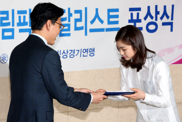 3일 오후 서울 공릉동 태릉국제스케이트장 회의실에서 열린 ’제22회 소치 동계올림픽 메달리스트 포상식’에서 ’피겨 여왕’ 김연아(오른쪽)가 김재열 대한빙상경기연맹 회장에게 포상금을 받고 있다.  연합뉴스