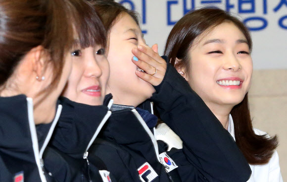 3일 오후 서울 공릉동 태릉국제스케이트장 회의실에서 열린 ’제22회 소치 동계올림픽 메달리스트 포상식’에서 참석자들이 환하게 웃고 있다. 사진 왼쪽부터 조애리, 김아랑, 공상정, 김연아.  연합뉴스