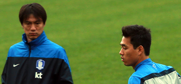 대한민국 축구 대표팀 박주영이 그리스와의 평가전을 이틀 앞둔 3일(현지시간) 오후 그리스 아테네 파니오니오스 스타디움에서 훈련을 하고 있다. 왼쪽은 홍명보 감독.  연합뉴스