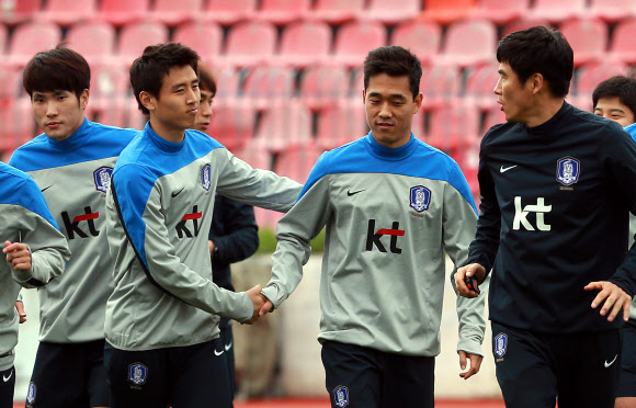대한민국 축구 대표팀 구자철과 박주영이 3일(현지시간) 오후 그리스 아테네 파니오니오스 스타디움에서 훈련 시작 전 인사를 나누고 있다. 연합뉴스