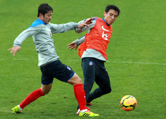 대한민국 축구 대표팀 구자철과 박종우가 그리스와의 평가전을 이틀 앞둔 3일(현지시간) 오후 그리스 아테네 파니오니오스 스타디움에서 훈련을 하고 있다. 연합뉴스
