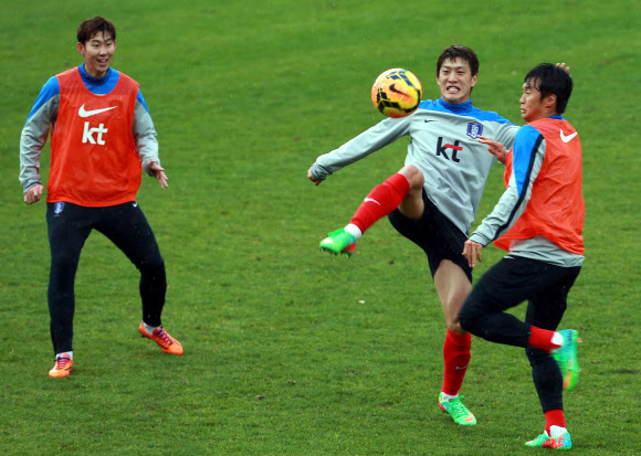 대한민국 축구 대표팀 이청용과 손흥민 등 선수들이 그리스와의 평가전을 이틀 앞둔 3일(현지시간) 오후 그리스 아테네 파니오니오스 스타디움에서 훈련을 하고 있다. 연합뉴스