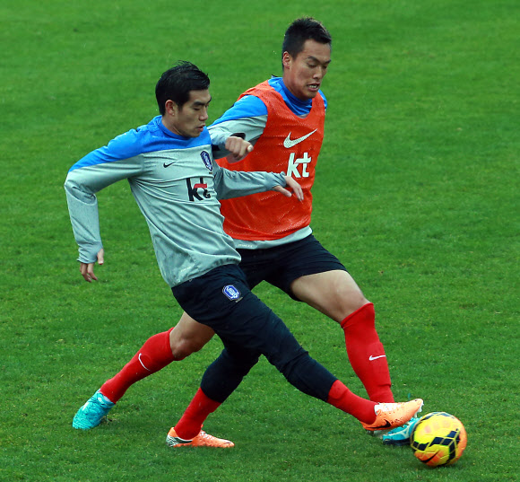 대한민국 축구 대표팀 김신욱 등 선수들이 그리스와의 평가전을 이틀 앞둔 3일(현지시간) 오후 그리스 아테네 파니오니오스 스타디움에서 훈련을 하고 있다. 연합뉴스