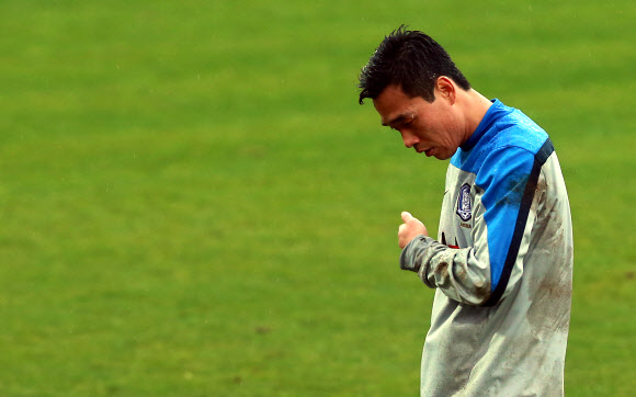 대한민국 축구 대표팀 박주영이 그리스와의 평가전을 이틀 앞둔 3일(현지시간) 오후 그리스 아테네 파니오니오스 스타디움에서 훈련을 마치고 벤치로 향하고 있다. 연합뉴스