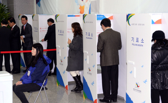 국회 의원회관에서 열린 제6회 지방선거 사전투표 체험관 운영 및 시연회에서 시민이 사전투표를 체험하고 있다.