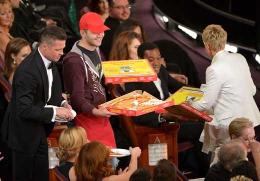 3일(현지시간) 제86회 아카데미 시상식에 피자 배달부가 등장해 사회자 엘렌 드제너러스와 함께 피자를 나눠주고 있다. 피자 배달부는 연출이 아닌 실제 인근 피자집 점장으로 밝혀졌다. <br>AP/뉴시스