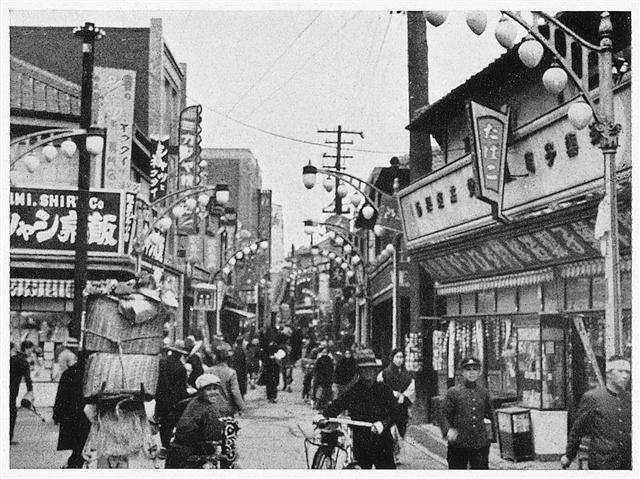 1930년대 일본인들이 거주했던 서울 명동. 낡고 좁았던 조선인 마을과 달리 신식 가옥과 조명 등을 갖춰 번화한 모습이다.  푸른길 제공