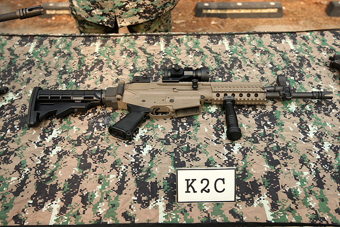 가늠자가 몸통과 일체형인 K2C(위 사진)와 달리 이 사진의 K2C 소총은 가늠자가 몸통과 분리될 수 있는 버전이다. 유효사거리는 600m. 구경은 K-2와 같은 5.56mm이며 6조우선의 강선에 20발과 30발들이 탄창을 사용한다.