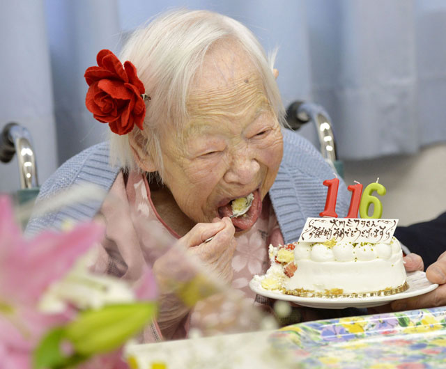 지난 5일 세계 최장수 여성 노인으로 기네스북에 오른 일본인 오카와 미사오가 116번째 생일을 맞아 케이크를 먹고 있다.  오사카=AP/뉴시스