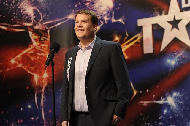 영화 ‘원 챈스’에서 영국 배우 제임스 코든이 폴 포츠가 노래하는 모습을 연기하는 장면.