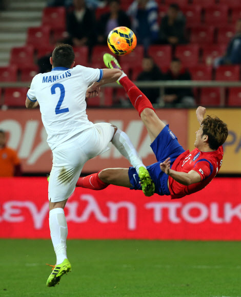 손흥민이 그리스와의 평가전 전반 36분 오버헤드킥을 날리고 있다. 하지만 슛은 골문을 벗어났고 그는 후반 10분 페널티지역 왼쪽을 빠르게 파고들면서 구자철이 흘려준 패스를 강한 왼발 슈팅으로 추가골을 뽑아냈다.<br>아테네 연합뉴스