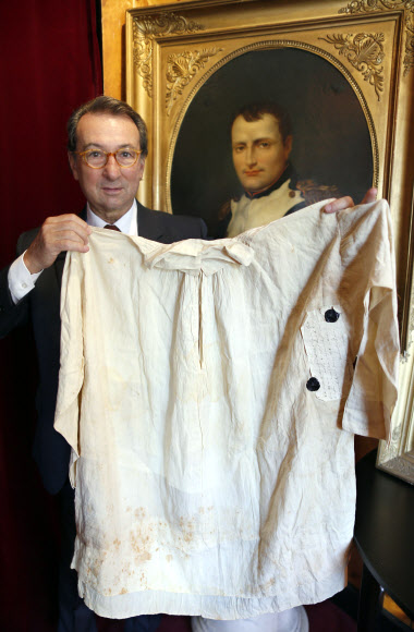 6일(현지시간) 프랑스 파리의 경매회사 오세나트에서 경매인 장 피에르 오스나트가 나폴레옹 황제의 셔츠를 들고 있다. 로이터/뉴스1
