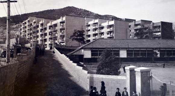‘아파트’라는 용어가 처음 사용된 최초의 민간아파트 종암아파트가 재건축되기 전 모습. 아파트단지 앞은 옛 숭례초등학교.  서울역사박물관 제공