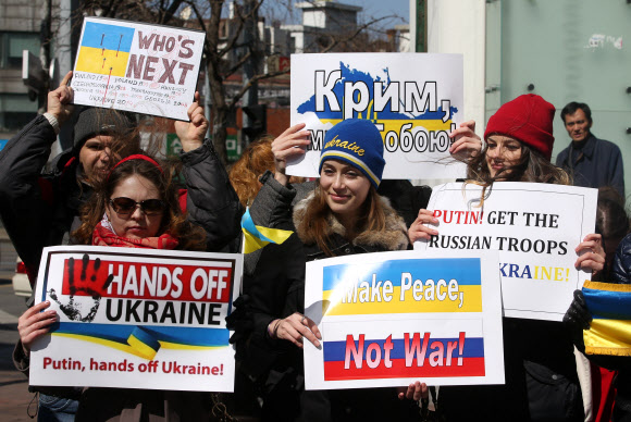국내에 거주하는 우크라이나인 30여명이 9일 서울 중구 정동에서 집회를 열고 ‘푸틴 러시아 대통령은 우크라이나에서 손을 떼라’는 내용 등이 담긴 피켓을 들고 반(反)러시아 시위를 벌이고 있다. 이들은 러시아가 지난 1일 우크라이나 영토인 크림반도에 군사력을 사용한 것은 우크라이나가 핵무기를 포기하는 대신 안전을 보장받기로 한 1994년 ‘부다페스트 양해각서’를 명백히 위반한 것이라고 주장했다. 연합뉴스
