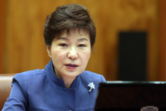 박근혜 대통령이 10일 청와대 수석비서관 회의를 주재하며 대한의사협회의 집단 휴진 사태에 대해 발언하고 있다.