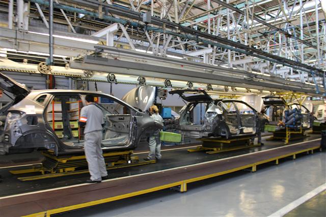 지난 7일(현지시간) 르노의 스페인 바야돌리드 공장에서 직원들이 차량 부품을 조립하고 있다.