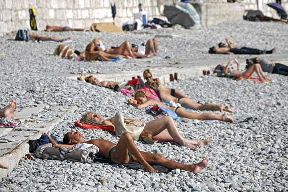 프랑스 남동부에 위치한 니스 해변에서 10일(현지시간) 사람들이 일광욕을 즐기고 있다. 섭씨 20도에 이르는 따뜻한 날씨에 사람들이 야외 활동을 즐기며 한가로운 시간을 보내고 있다.  AP/뉴시스