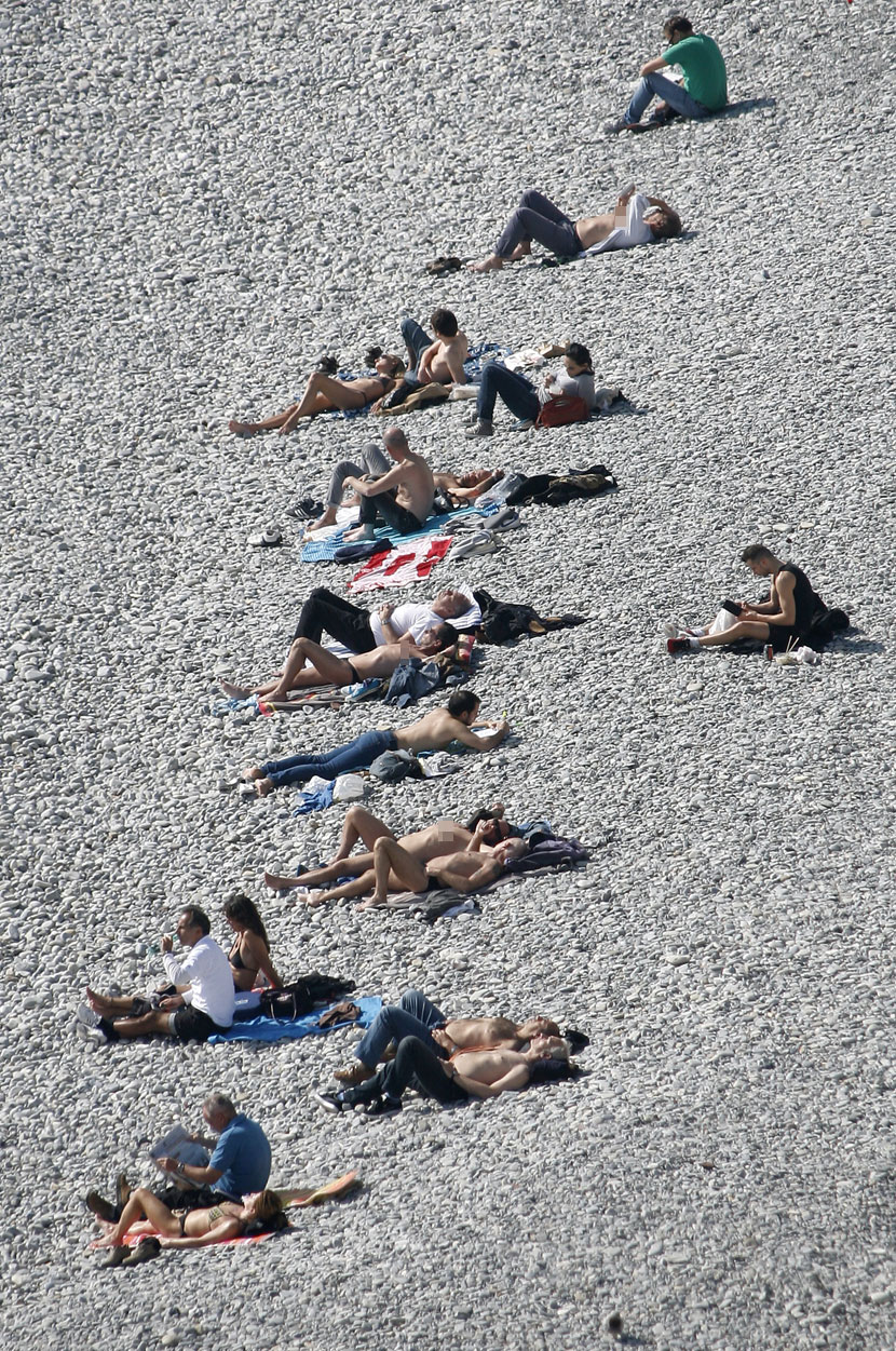 프랑스 남동부에 위치한 니스 해변에서 10일(현지시간) 사람들이 일광욕을 즐기고 있다. 섭씨 20도에 이르는 따뜻한 날씨에 사람들이 야외 활동을 즐기며 한가로운 시간을 보내고 있다.  AP/뉴시스