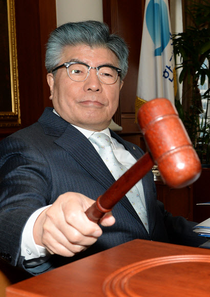 의사봉 두드리는 김중수 한국은행 총재