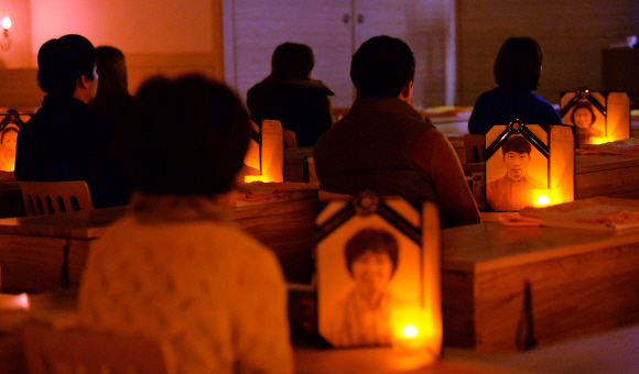 지난 8일 서울 영등포구 당산동 효원힐링센터에서 진행된 ‘힐다잉 프로그램’에 참여한 사람들이 자신의 영정 사진을 물끄러미 바라보고 있다. 손형준 기자 boltagoo@seoul.co.kr