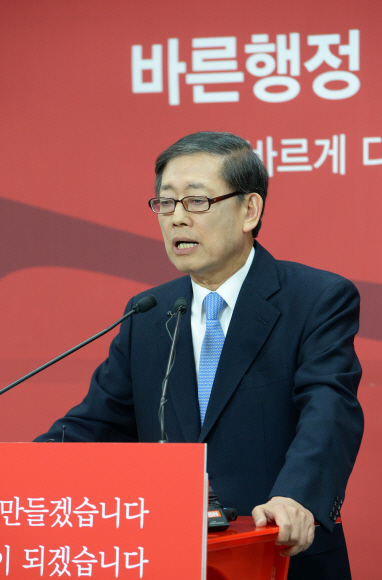 16일 김황식 전 총리가 서울 여의도 새누리당사에서 출마기자회견을 갖고 있다  정연호 기자 tpgod@seoul.co.kr