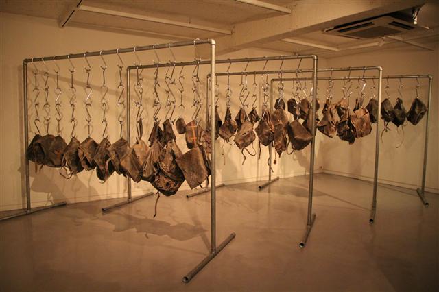 황인기 작가의 ‘내일이면 어제가 될 오늘’. 짝퉁인지 진품인지 모를 빛바랜 루이비통 가방 30여개를 매달아 물질중심의 소비문화를 비판적 시각에서 성찰하도록 했다.<br>사비나미술관 제공