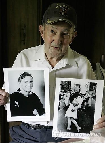 맥더피가 2007년 7월 31일 미국 휴스턴 자택에서 해군 시절 자신의 모습과 ‘종전의 키스’ 사진을 들고 포즈를 취하고 있는 모습.  휴스턴 AP 연합뉴스 
