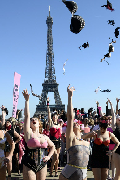15일(현지시간) 프랑스 파리 트로카데로 광장에서 유방암 여성의 지원과 유방암 교육을 촉구하는 프랑스 여성단체  ‘핑크브라 바자’ 가 주최한 행사가 열렸다. 이번 행사에 참가한 여성들은 올바른 유방 건강을 지키자는 의미에서 속옷을 높이 던지는 퍼포먼스를 펼치고 있다. ⓒ AFPBBNews=News1