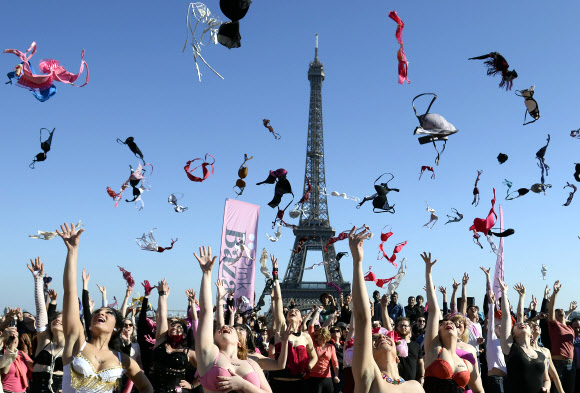 15일(현지시간) 프랑스 파리 트로카데로 광장에서 유방암 여성의 지원과 유방암 교육을 촉구하는 프랑스 여성단체  ‘핑크브라 바자’ 가 주최한 행사가 열렸다. 이번 행사에 참가한 여성들은 올바른 유방 건강을 지키자는 의미에서 속옷을 높이 던지는 퍼포먼스를 펼치고 있다. ⓒ AFPBBNews=News1