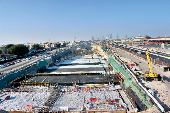 현대건설이 시공하고 있는 카타르 도하~루사일 고속도로 건설현장. 지하 터널을 만들기 위한 콘크리트 타설과 땅파기 공사에 투입된 중장비들이 바삐 움직이고 있다.