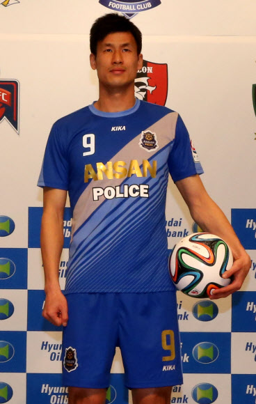 17일 아산정책연구원에서 열린 현대오일뱅크 K리그 챌린지 미디어데이에서 정조국(안산경찰청) 선수가 포즈를 취하고 있다.   <br>연합뉴스