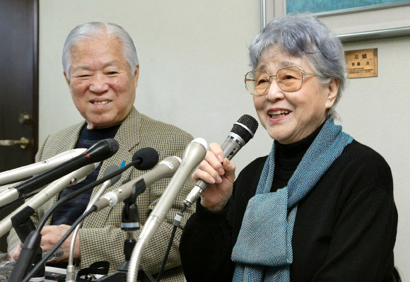 북한에 납치된 요코타 메구미의 부모인 시게루(왼쪽)와 사키에(오른쪽) 부부가 17일 일본 도쿄 인근 가와사키에서 기자회견을 하고 있다.  가와사키 AFP 연합뉴스