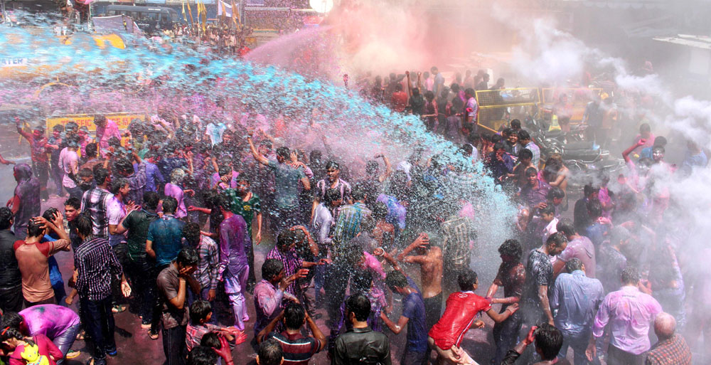 16일(현지시간) 인도에서 열린 ‘홀리 페스티벌’에서 사람들이 물감과 색소가루를 뿌리며 축제를 즐기고 있다. 신화/뉴시스
