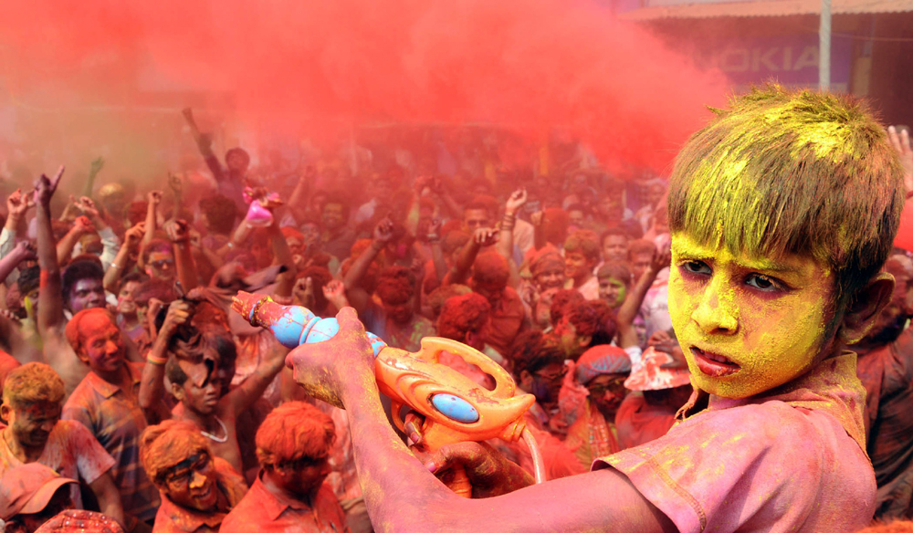 16일(현지시간) 인도에서 열린 ‘홀리 페스티벌’에서 사람들이 물감과 색소가루를 뿌리며 축제를 즐기고 있다. 신화/뉴시스