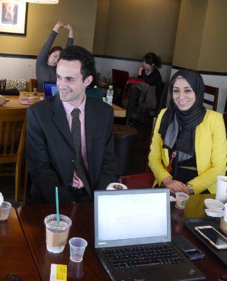 바레인 인권 감시단체인 ‘바레인워치’의 설립자 알라 쉬하비(오른쪽)와 빌 마크작이 18일 서울 용산구 갈월동의 한 커피숍에서 인터뷰 도중 환하게 웃고 있다.