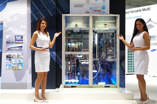 18일 이탈리아 밀라노에서 열린 유럽 국제 공조 전시회인 ‘2014 모스트라 콘베뇨 엑스포(MCE)’에서 삼성전자 모델들이 시스템에어컨을 소개하고 있다. 삼성전자 제공