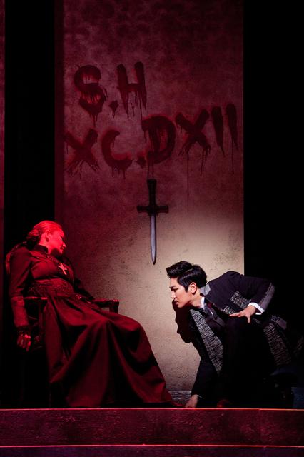 명쾌한 추리물과 긴박한 스릴러의 장점을 혼합한 뮤지컬 ‘셜록홈즈2’는 배우들의 명료한 연기와 섬세한 영상 활용으로 눈과 귀를 만족시킨다.<br>레히프로덕션 제공<br>