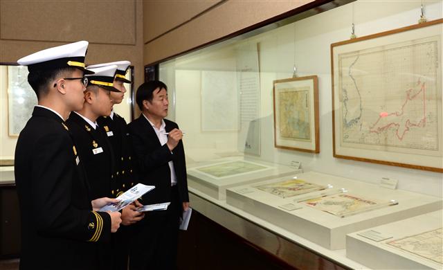 이학수 해사박물관장이 독도특별전을 관람하고 있는 해사 생도들에게 독도가 조선령으로 표시된 일본 지도에 대해 설명하고 있다. 해군사관학교 제공