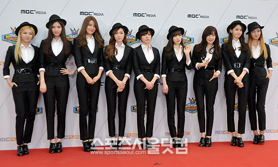 그룹 소녀시대가 19일 오후 경기도 고양시 일산동구 빛마루 방송지원센터에서 열린 MBC뮤직 ‘쇼 챔피언’ 100회 특집 방송에 앞서 포토타임을 갖고 있다.