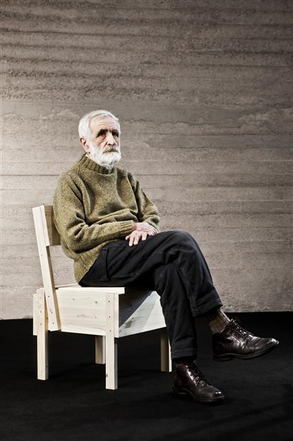 ‘엔조 마리 디자인’展  자신이 디자인한 아르텍소나무의자에 앉아 있는 이탈리아 디자이너 엔조 마리<br>동대문디자인플라자 제공