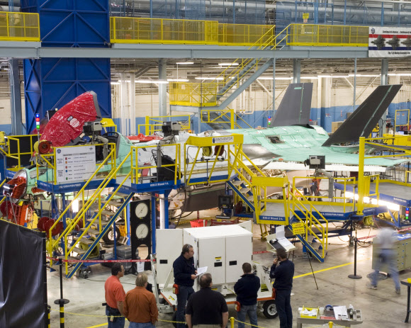 미국 텍사스주 포트워스 소재 록히드마틴 생산라인에서 F-35가 생산되고 있다.  록히드마틴 제공