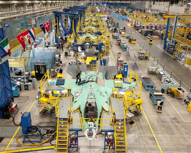 지난 12일(현지시간) 미국 텍사스주 포트워스 록히드마틴 생산 공장에서 제작 중인 F35 전투기들이 조립라인에 진열돼 있다.  록히드 마틴·국방부공동취재단 제공